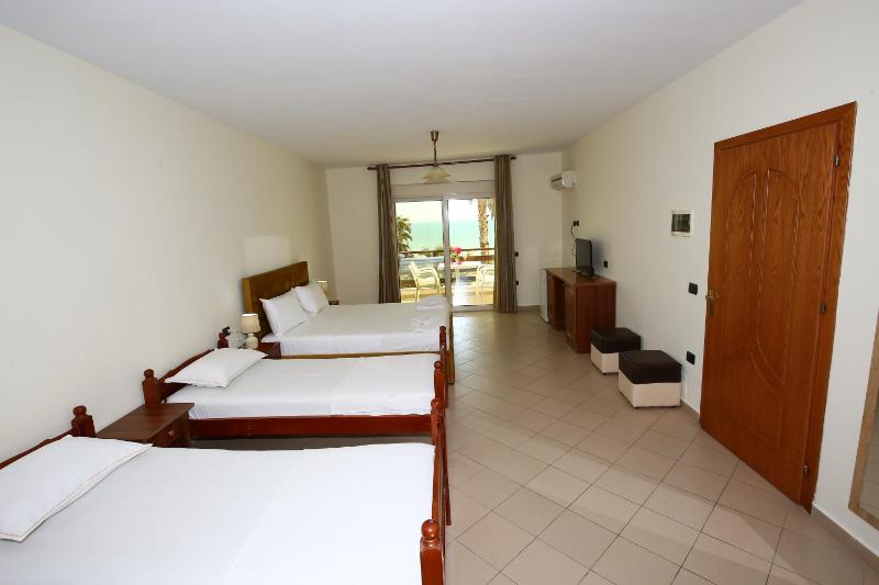 Quadruple Room with Sea View image 1