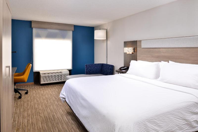 Standard King Room image 3