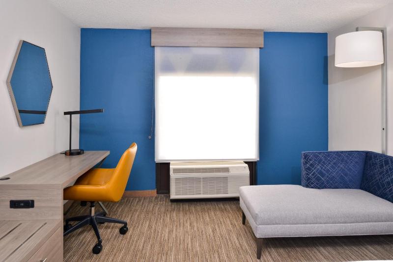 Standard King Room image 2