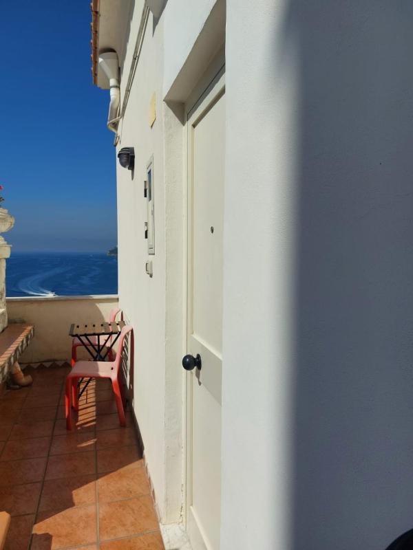 La stanza sul Porto di Amalfi camera piccina piccina con bagno privato e terrazzino vista mare - image 18