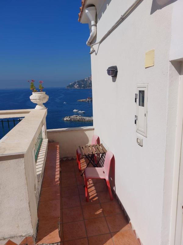 La stanza sul Porto di Amalfi camera piccina piccina con bagno privato e terrazzino vista mare - image 1