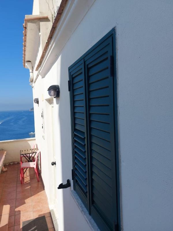 La stanza sul Porto di Amalfi camera piccina piccina con bagno privato e terrazzino vista mare - image 6