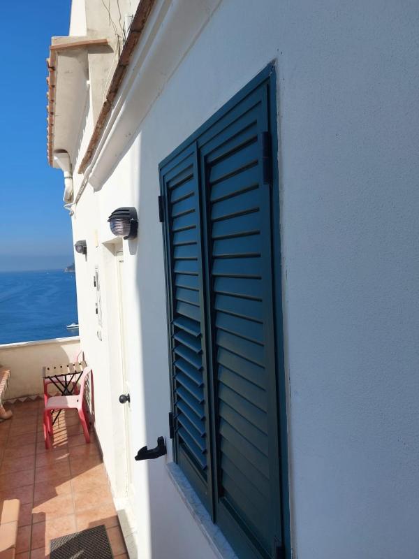 La stanza sul Porto di Amalfi camera piccina piccina con bagno privato e terrazzino vista mare - image 4