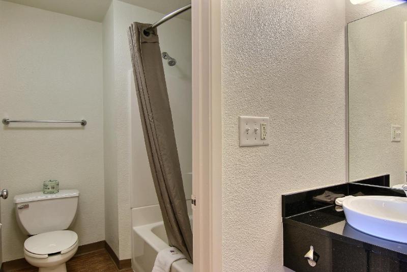 Standard Queen Room image 3
