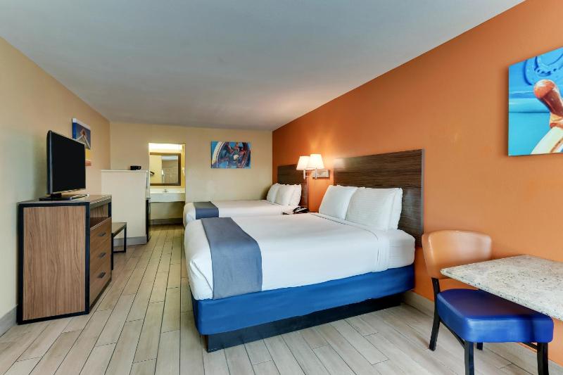 Queen Room with Two Queen Beds image 4