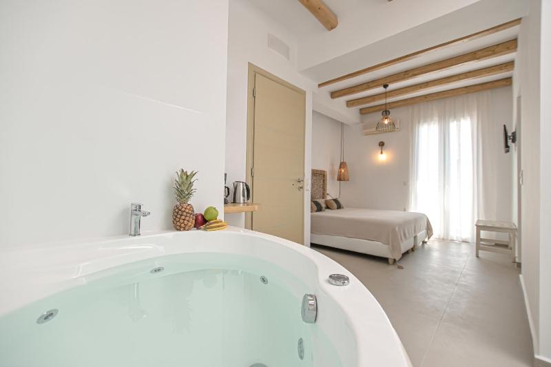 Deluxe Double or Twin Room with Spa Bath image 4