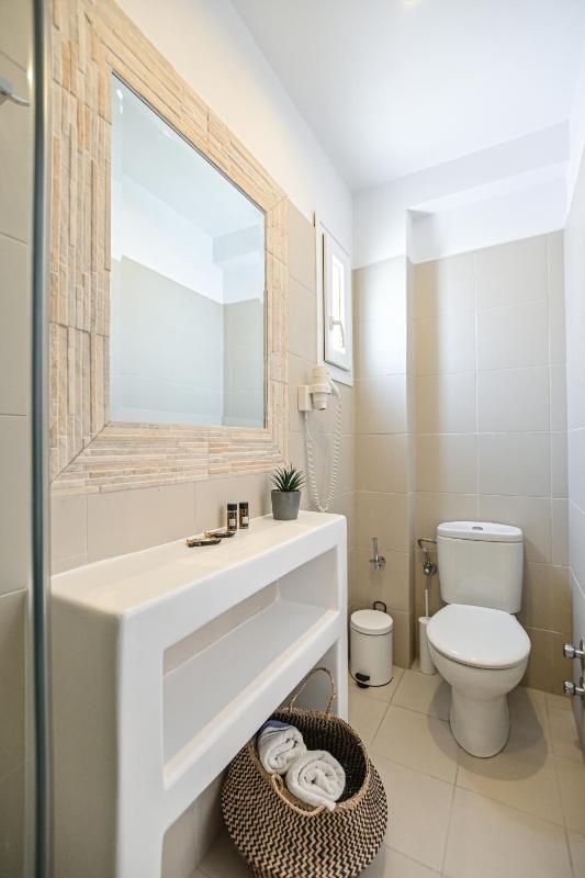 Deluxe Double or Twin Room with Spa Bath image 3