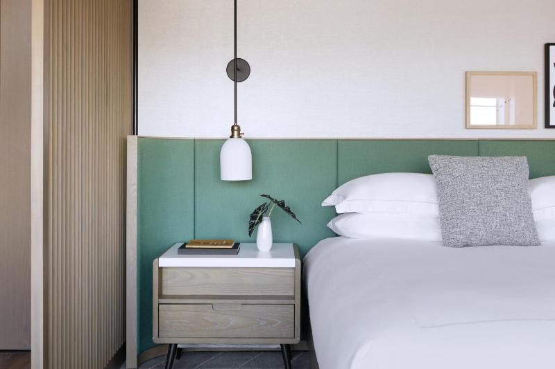 Essential King Room with Garden View image 3
