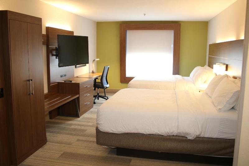 Standard Queen Room with Two Queen Beds and Bath/Shower image 3