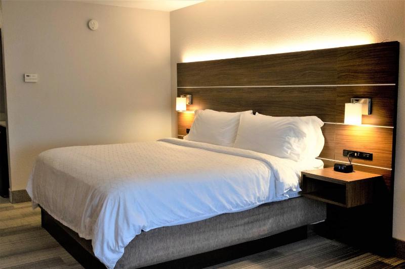 Standard King Room with Shower Bath image 3