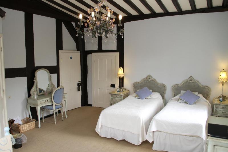 Twin Room image 4