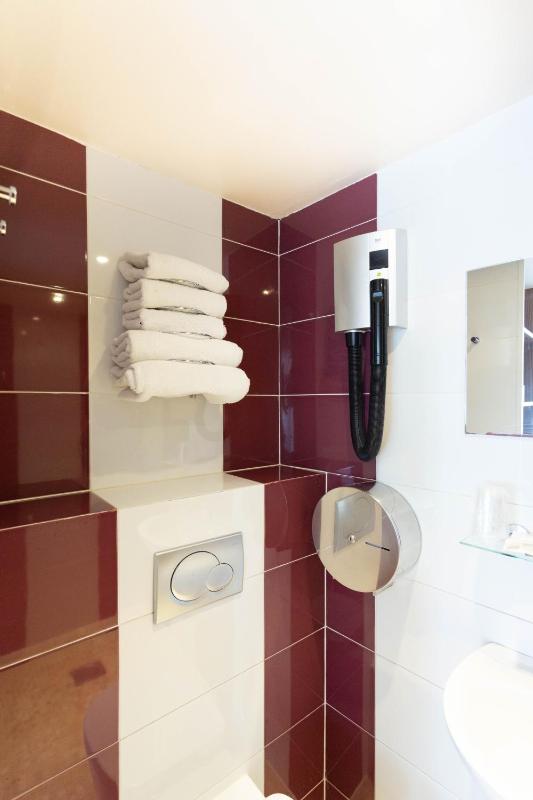 Standard Double Room image 4