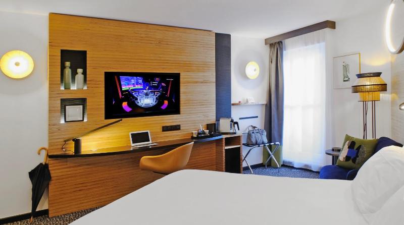 Deluxe Room with One Double Bed image 3
