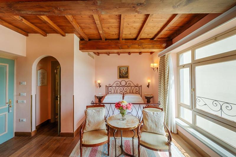 Superior Double Room with River View image 1