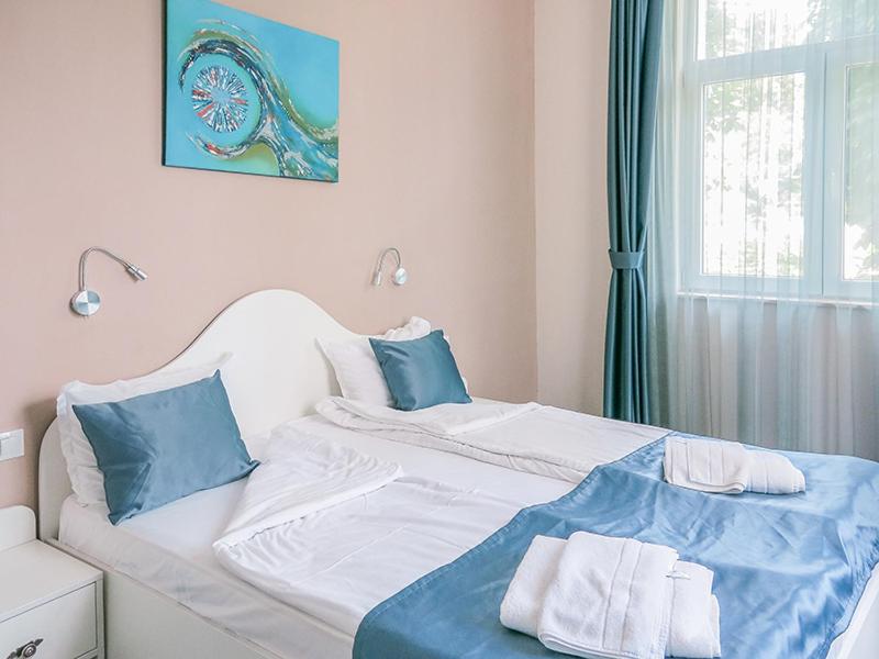 Double Room with City View image 2