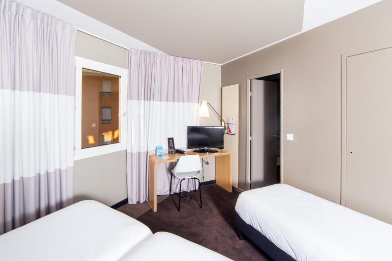 Standard Room With Three Single Beds image 4