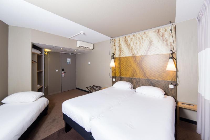 Standard Room With Three Single Beds image 3