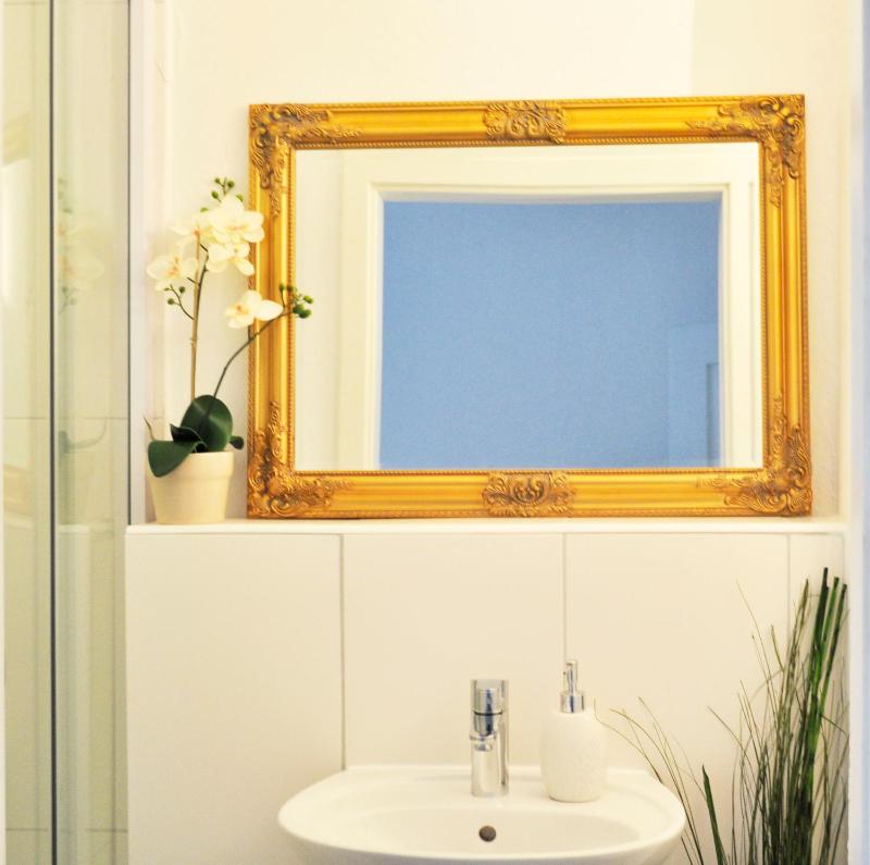Quadruple Room with Shared Bathroom image 2