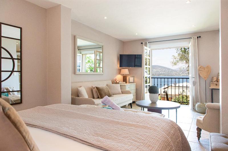 Prestige Double Room with Sea View image 4