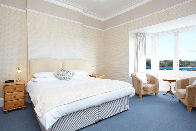 Superior Twin Room image 1