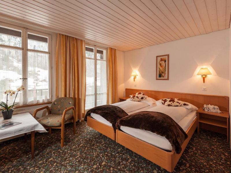 Double Room with Balcony and Mountain View image 4