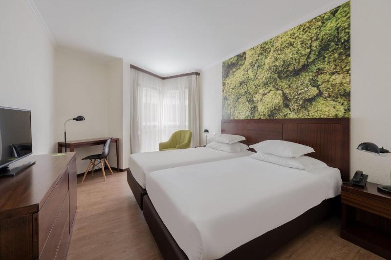 Double or Twin Room image 3