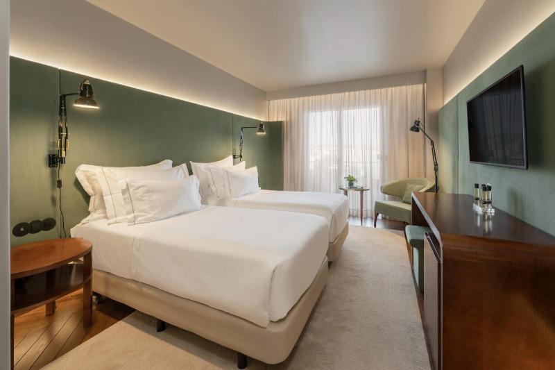 Double or Twin Room with City View image 4