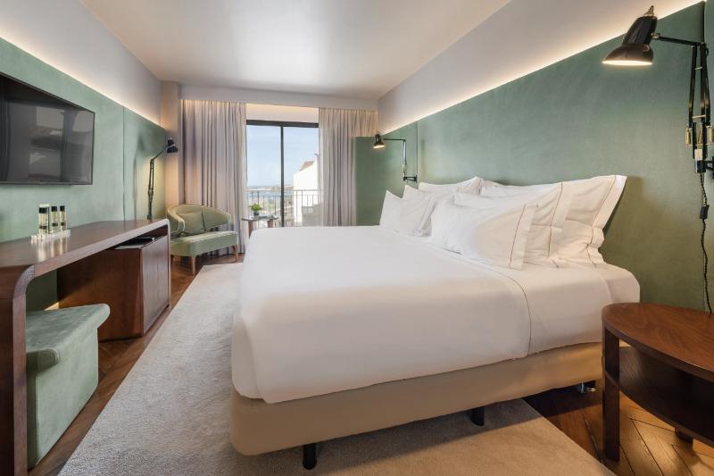 Double or Twin Room Bay View image 3