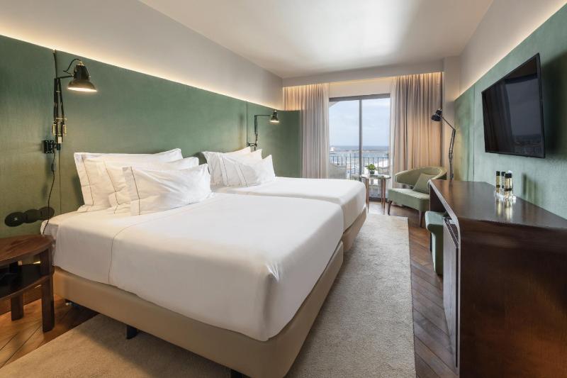 Double or Twin Room Bay View image 4