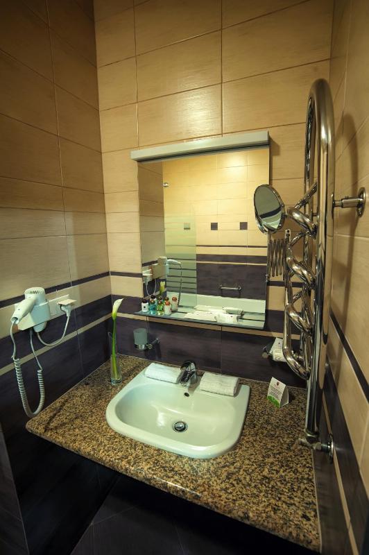 Standard Twin Room image 3