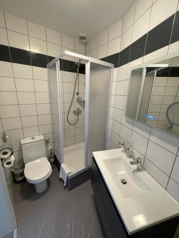 Twin Room with 2 separate Single Beds image 2