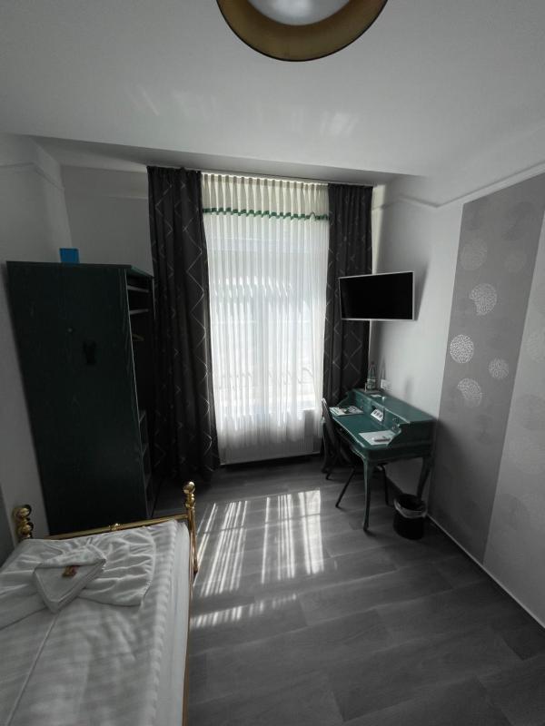 Single Room image 4