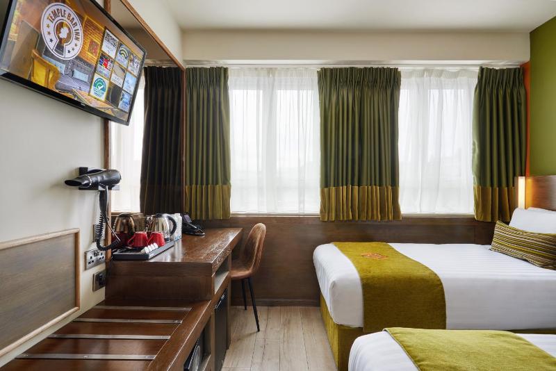 Twin Room image 4