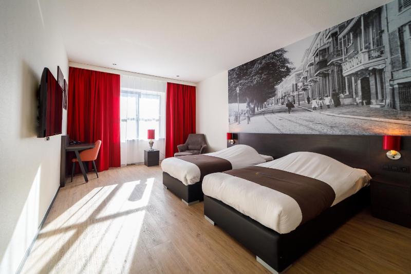 Deluxe Twin Room image 1