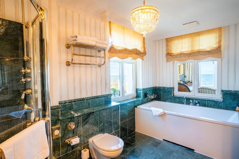Senior Suite with Sea View image 3