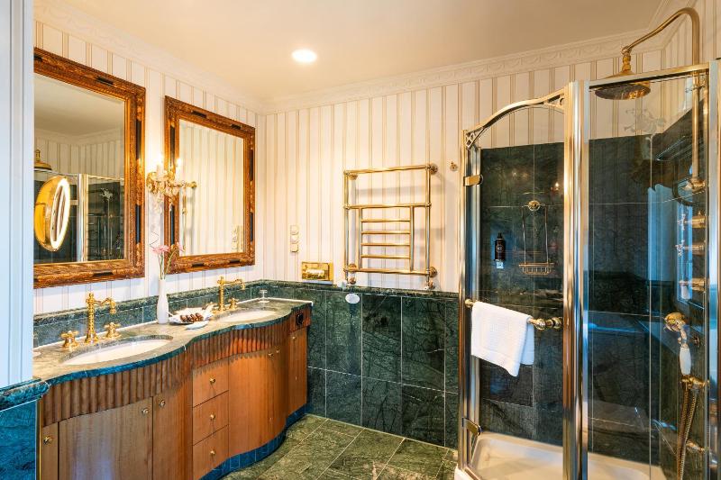 Senior Suite with Sea View image 2