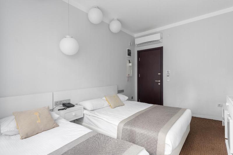 Economy Triple Room image 3