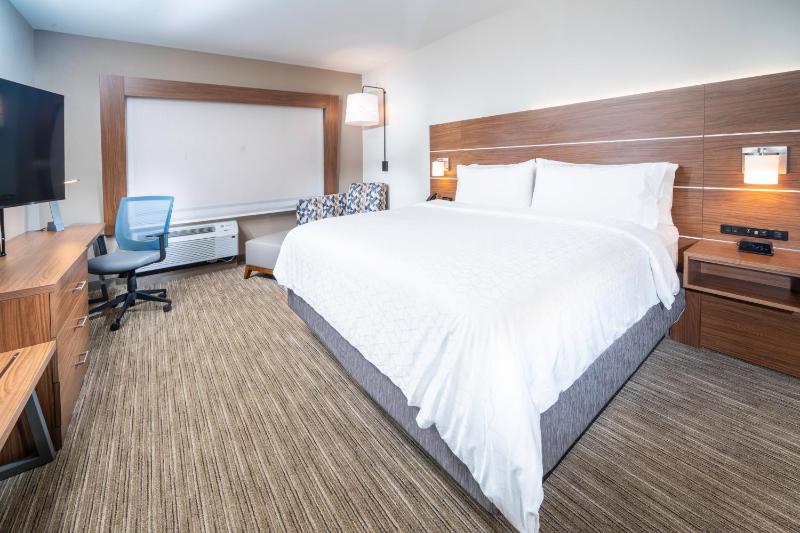 Standard King Room image 3