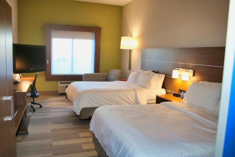 Standard Queen Room with Two Queen Beds and Bath/Shower image 4