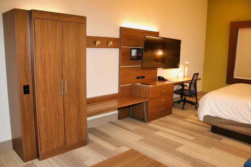 Standard King Room with Shower Bath image 2