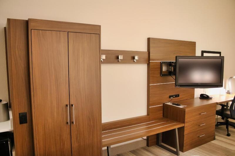 Standard King Room with Shower Bath image 4