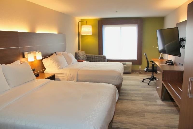 Standard Queen Room with Two Queen Beds and Bath/Shower image 2