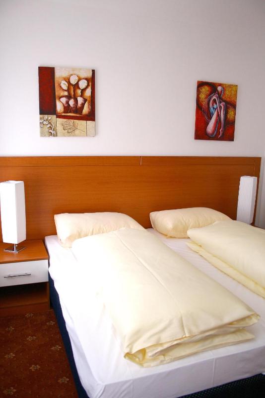 Economy Double Room image 4