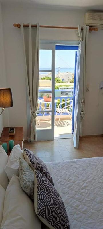 Double Room with Balcony and Sea View image 4