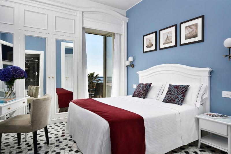 Panoramic Double room with Sea View and Balcony image 3