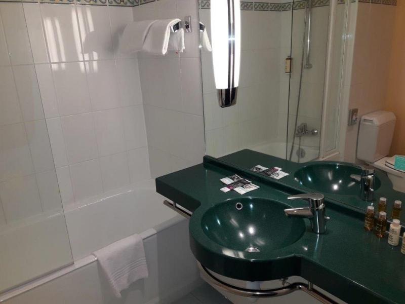 Standard Room with 2 Single Beds image 2