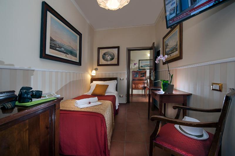 Single Room with Shared Bathroom image 3