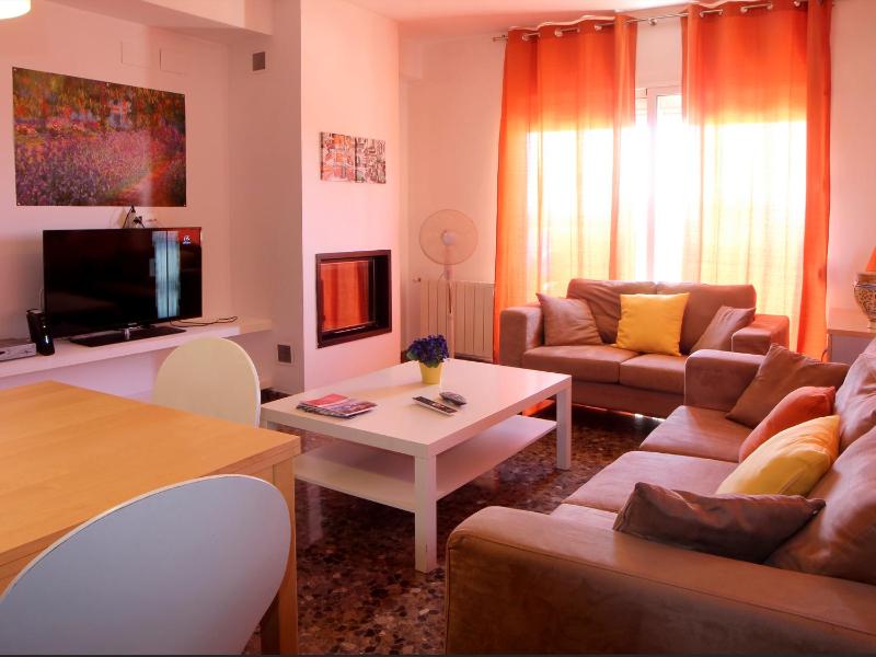Three-Bedroom Deluxe Apartment image 2