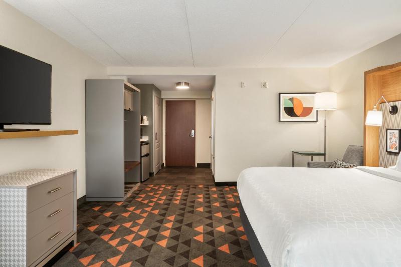 Standard King Room image 2