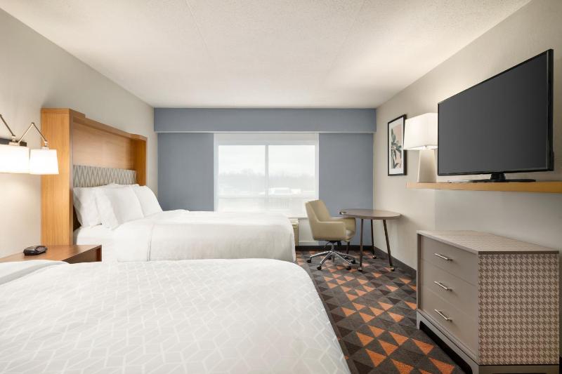 Standard Queen Room with Two Queen Beds image 3